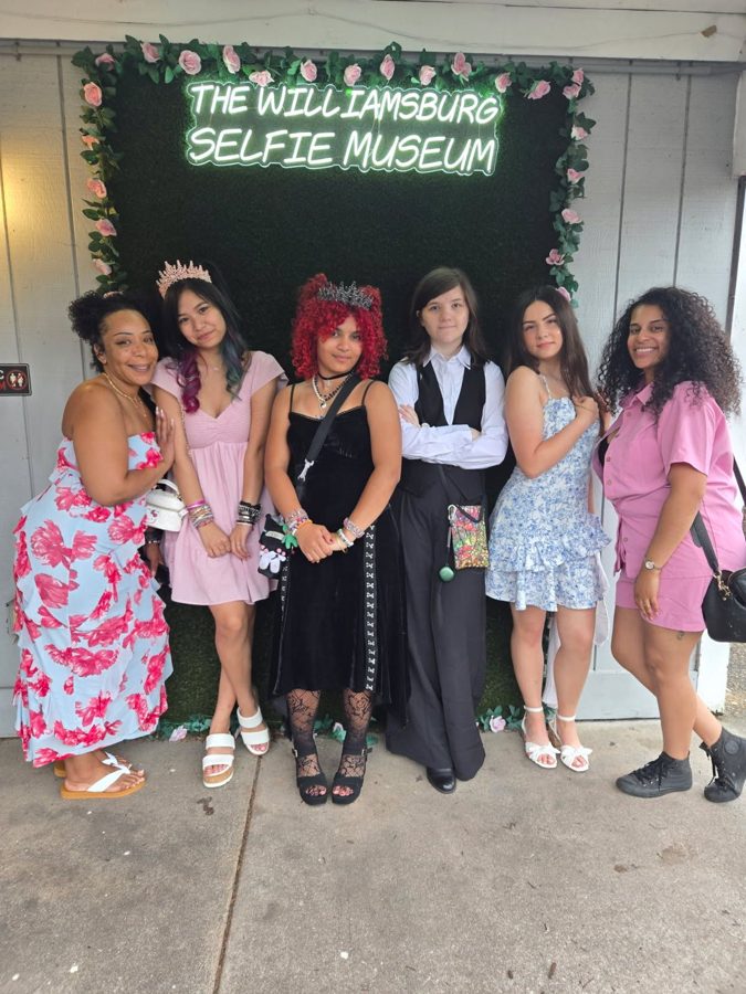 Guests posing at The Williamsburg Selfie Museum, photo 14