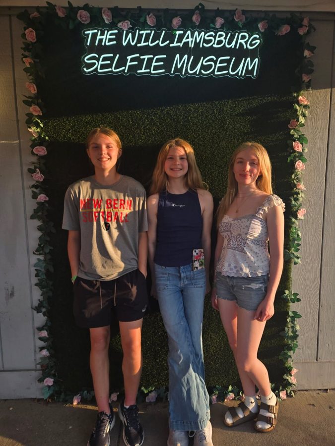 Guests posing at The Williamsburg Selfie Museum, photo 12