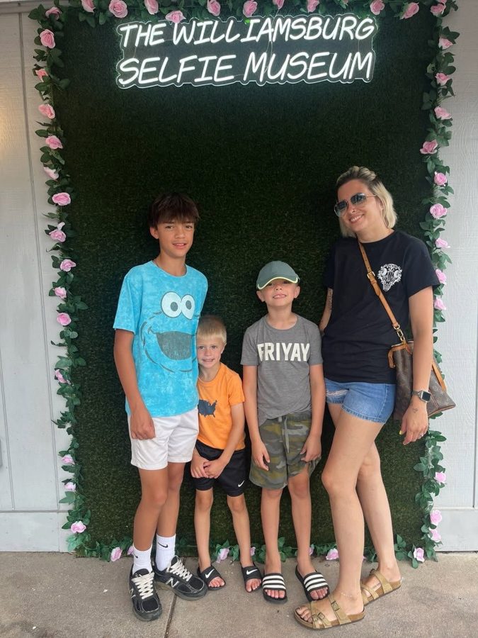 Guests posing at The Williamsburg Selfie Museum, photo 3