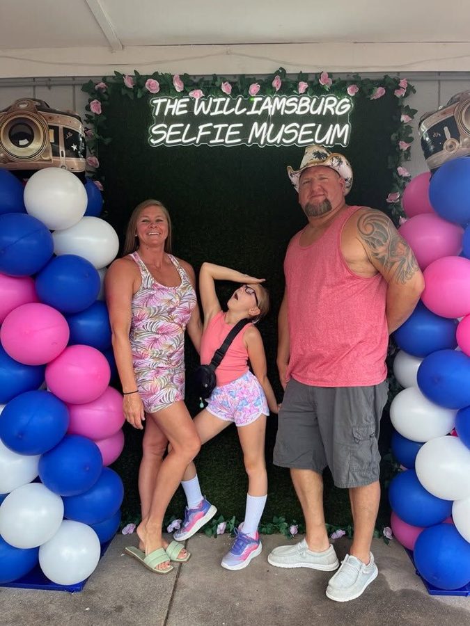 Guests posing at The Williamsburg Selfie Museum, photo 2
