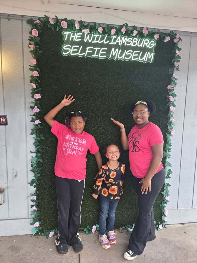 Guests posing at The Williamsburg Selfie Museum, photo 4