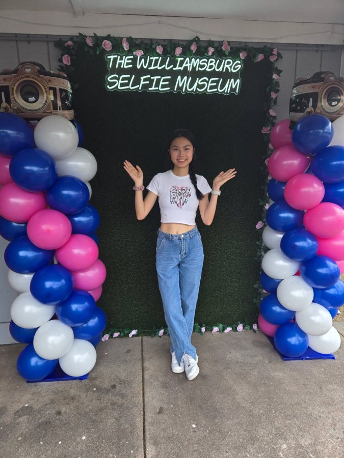 Guests posing at The Williamsburg Selfie Museum, photo 1
