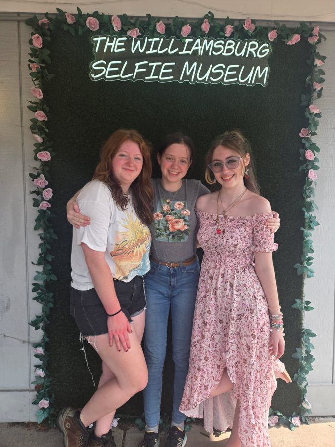 Guests posing at The Williamsburg Selfie Museum, photo 16